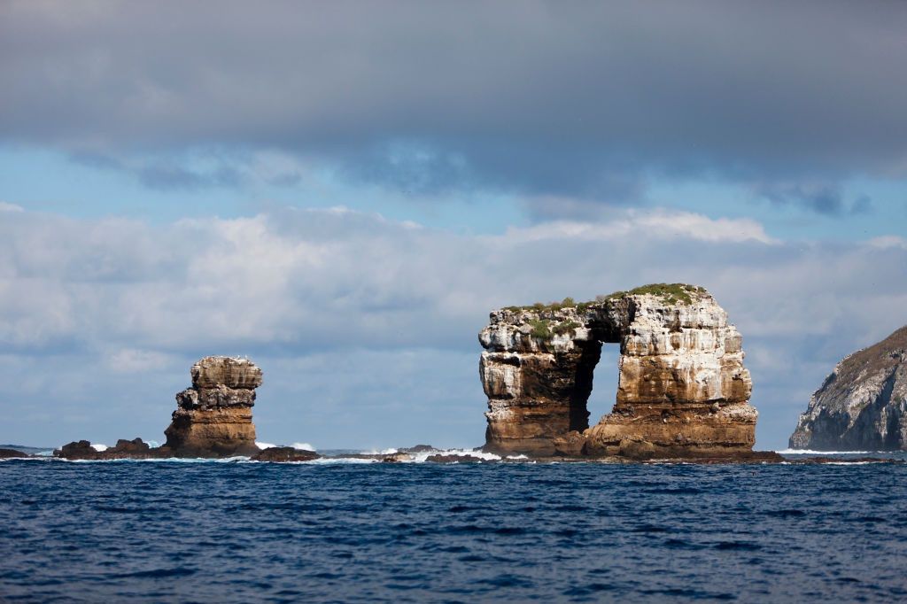 Tak przed zawaleniem wyglądał Łuk Darwina na Galapagos