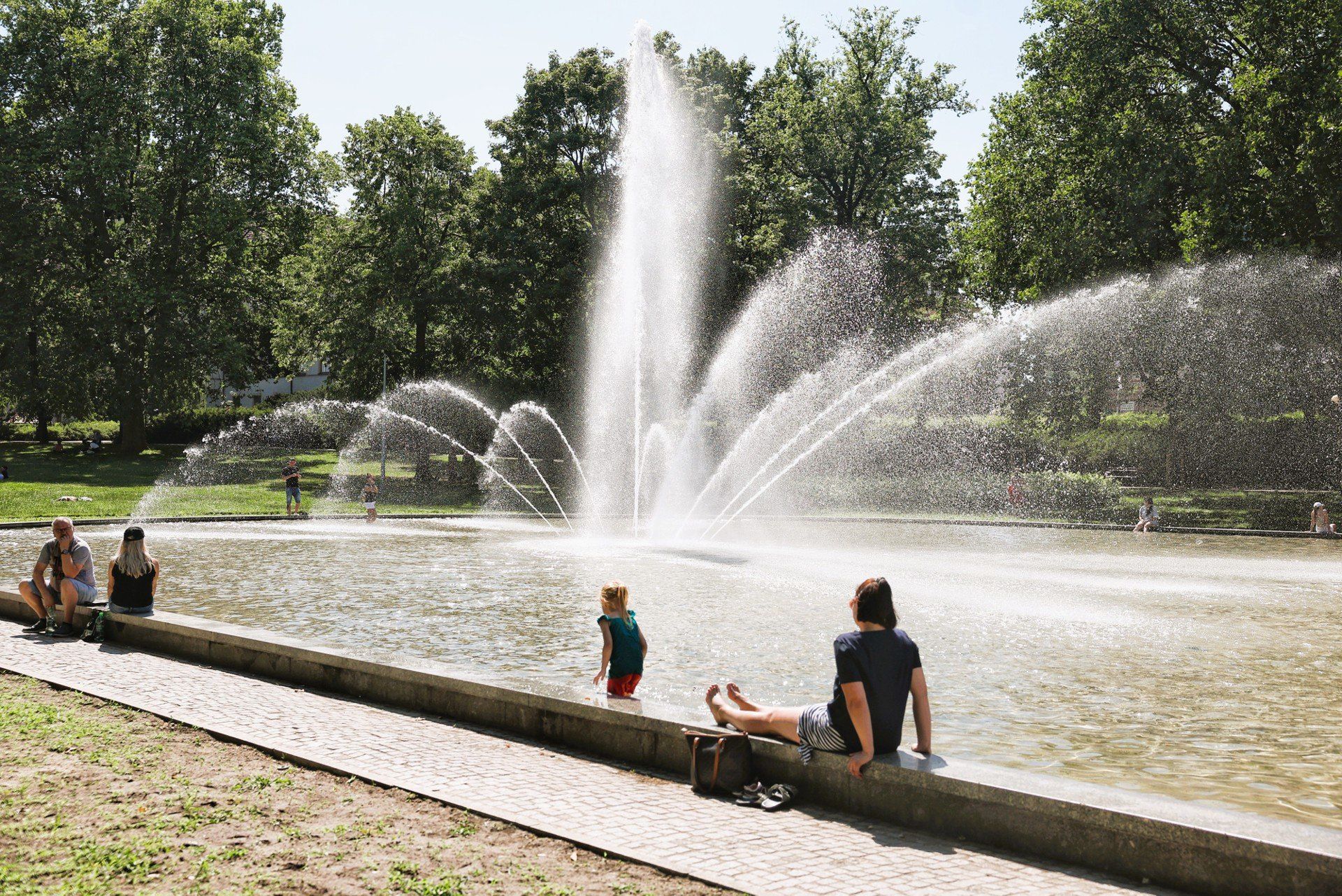 To lato ma być w Europie i Polsce rekordowo gorące. Czy powinieneś odwołać swoje wakacje? Jak radzić sobie z wysokimi temperaturami na urlopie? Jak uniknąć udaru cieplnego? Podpowiadam!