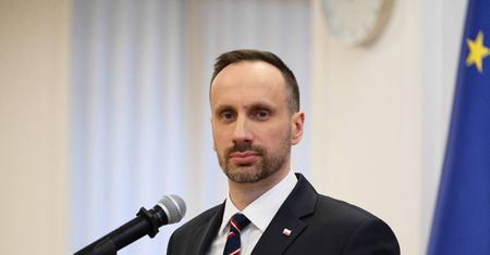 Poseł Janusz Kowalski w ogniu krytyki. Prof. Simon: współczuję partii, która ma takiego polityka