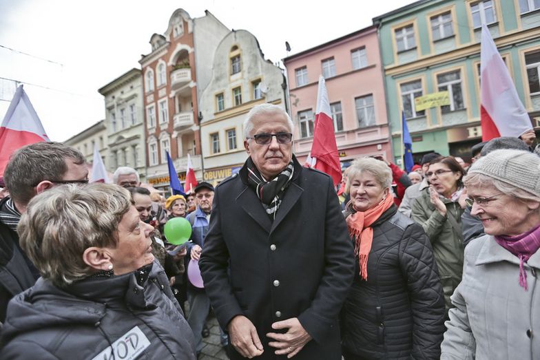 19.12.2015. Wadim Tyszkiewicz podczas demonstracji KOD w Nowej Soli.