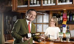 "Zmusił mnie do seksu z 20 mężczyznami". Żona murem za "królem szampana"