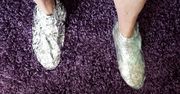 Owiń stopy folią aluminiową. Ten sposób uratował już wielu