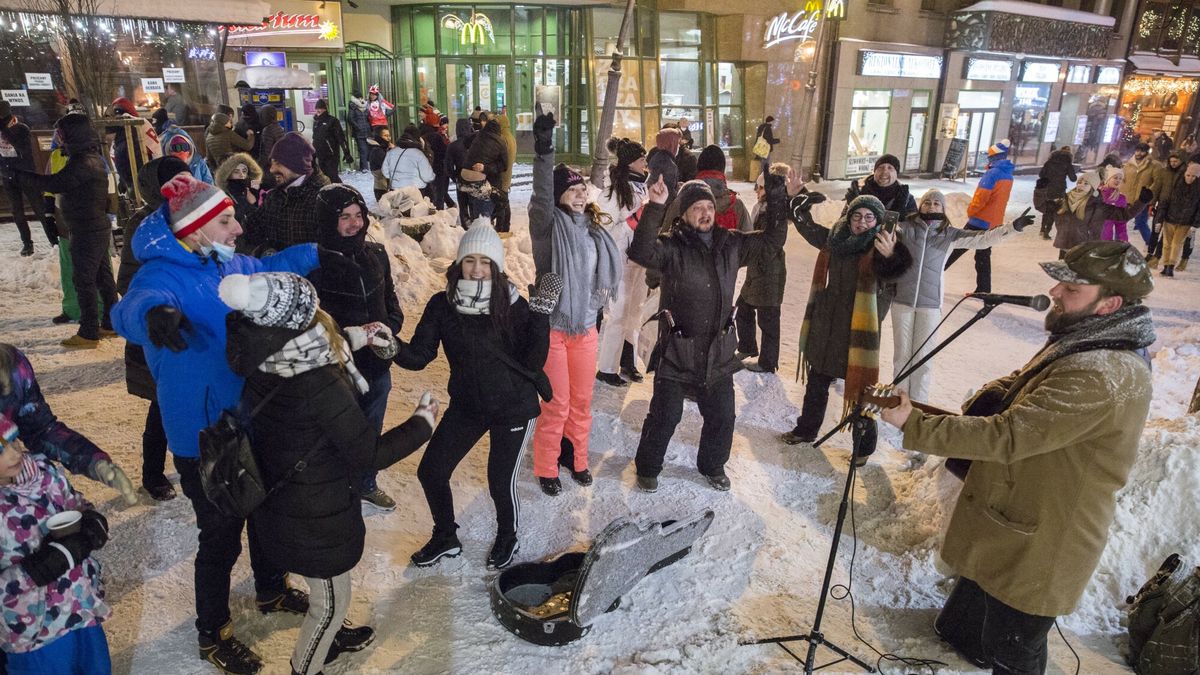 Zima w Zakopanem
16.01.2021 Zakopane  Pomimo lockwodnu i "Narodowej Kwarantanny" w Zakopanem i okolicach zwlaszcza w weekendy pojawiaja sie turysci. Ruch turystyczny jest jednak maly.  fot. Marek M Berezowski/REPORTER
Marek M Berezowski/REPORTER