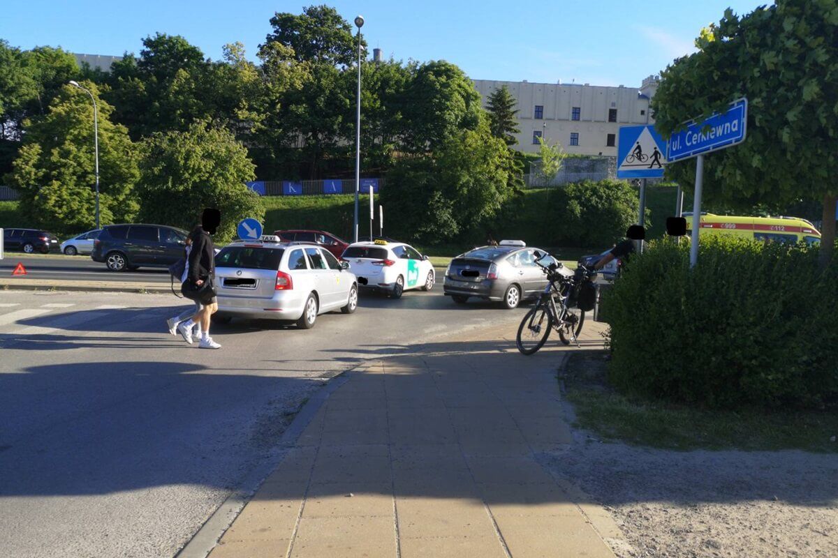 Kierowca toyoty potrącił kobietę na hulajnodze