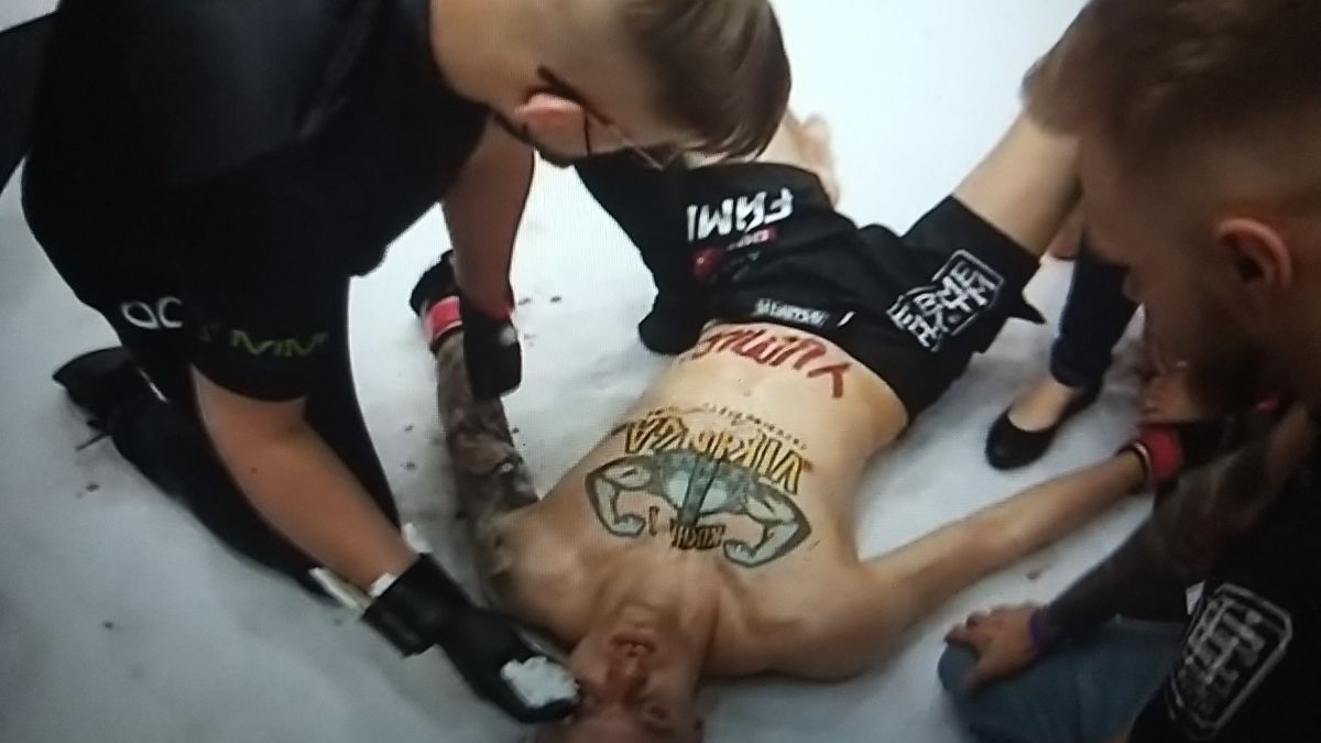 Materiały prasowe / Fame MMA / Na zdjęciu: znokautowany Malczyński