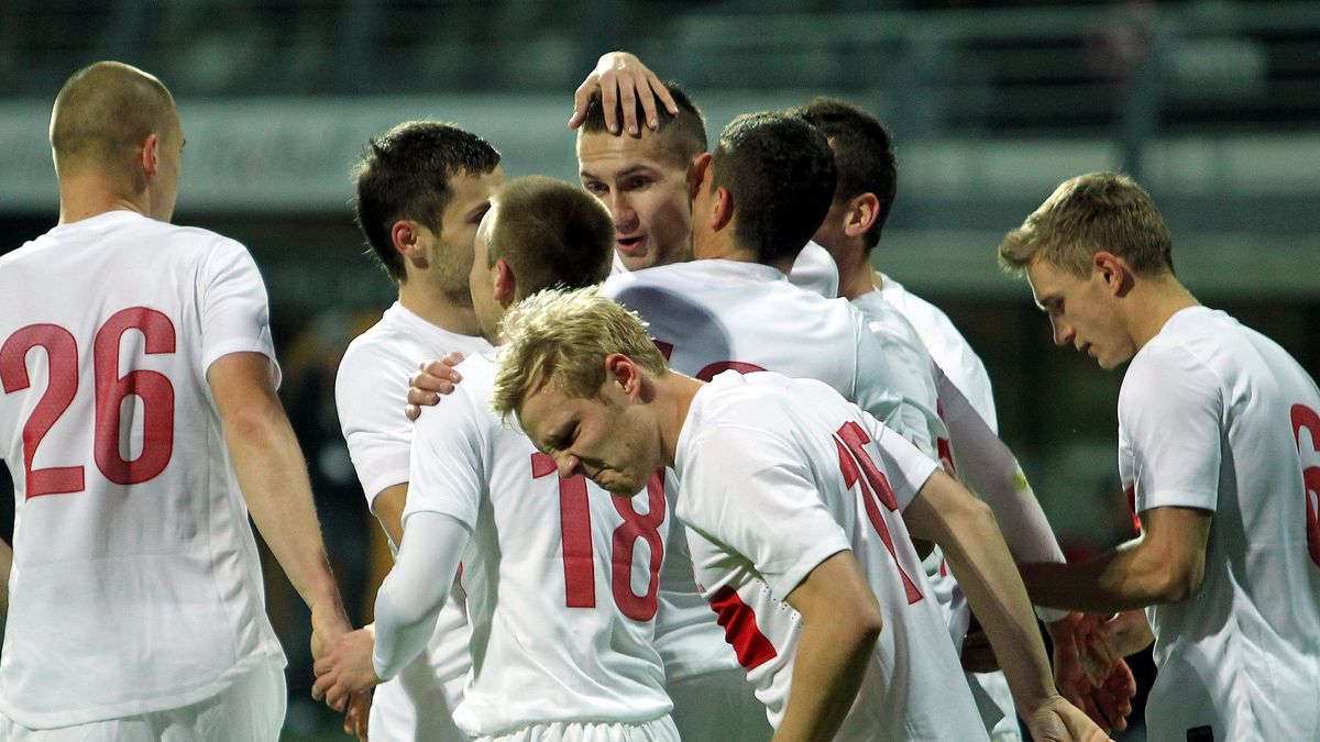 Arkadiusz Milik przyjmuje gratulacje od partnerów z reprezentacji Polski po strzeleniu gola Macedonii 