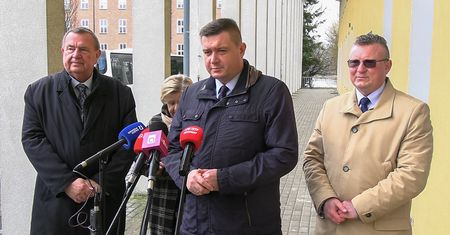 Konferencja PiS w Pile: politycy komentują SAFE, Trybunał i zwolnienia w Signify