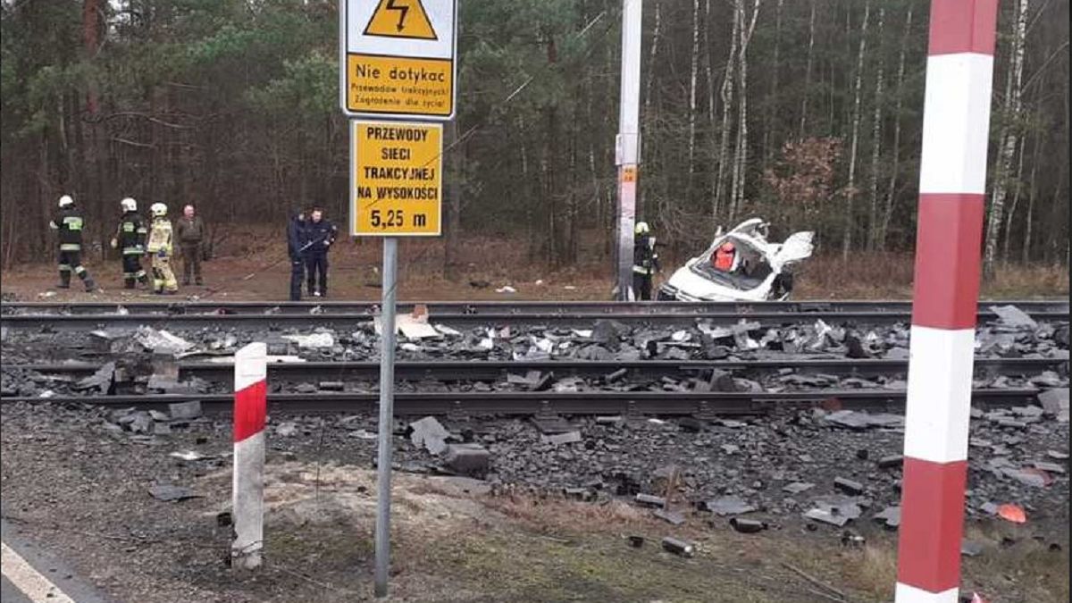 )Tragiczny wypadek na przejeździe kolejowym. Jedna osoba nie żyje