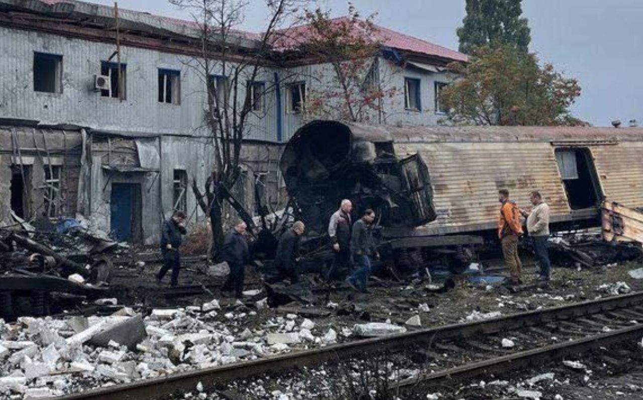 Zbombardowana stacja kolejowa. Tu, według informacji Serhija Bratczuka, miało dojść do zdewastowania transportu ciał Rosjan