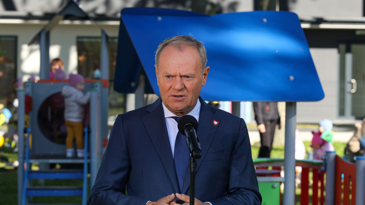 Grójec, 26.09.2025. Premier Donald Tusk podczas wizyty w żłobku samorządowym ?Grójmisie? w Grójcu, 26 bm. (sko) PAP/Paweł Supernak
