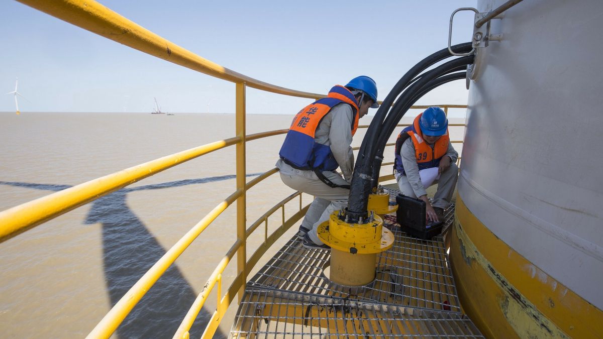 arch27
(170928) -- NANTONG, Sep. 28, 2017 (Xinhua) -- Technical personnel test operation in an offshore wind power plant in Rudong County of Nantong, east China's Jiangsu Province, Sept. 28, 2017. The offshore wind power plant of China Huaneng Group, which has a total installed capacity of 300 MW and is now under a full test run, will soon put into operation. (Xinhua/Huang Hai)(wjq)  Xinhua News Agency
Huang Hai Xinhua