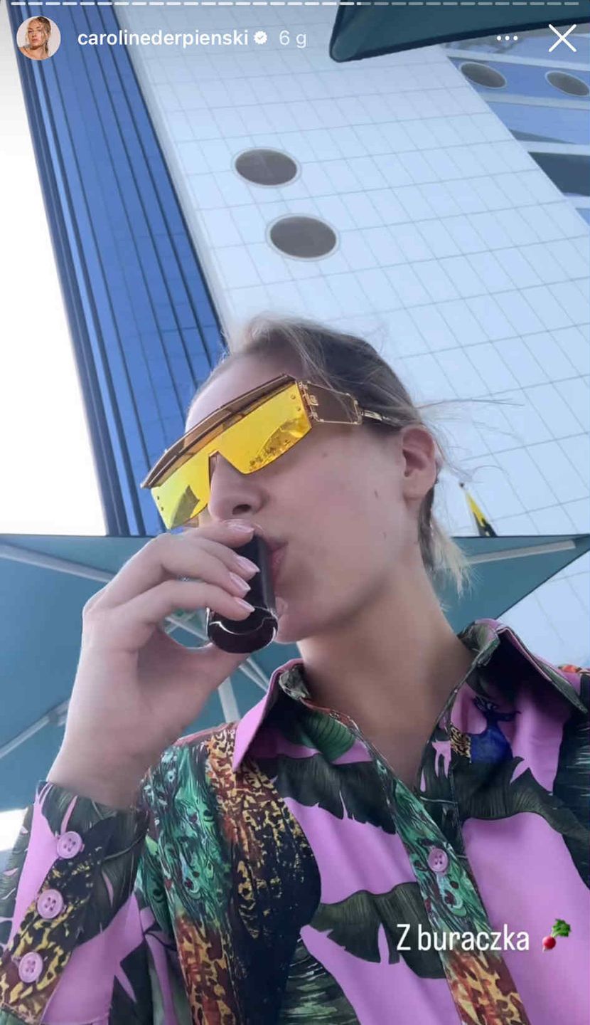 Caroline Derpienski nadaje z Dubaju
