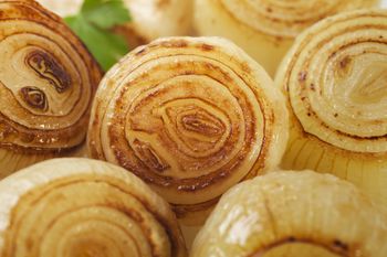 Jak opalić cebulę do rosołu? Tak zrobisz to bez kuchenki gazowej