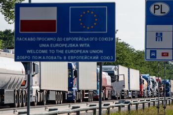 "Zatrzęsły się drzwi i okna". Mówią o ataku Rosjan przy granicy z Polską