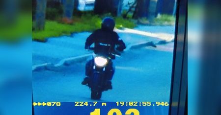 Pościg za motocyklistą. Potrącił policjanta i uciekł