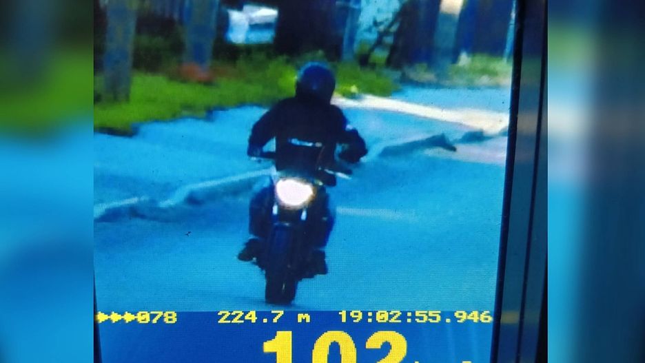 Motocyklista potrącił policjanta i uciekł