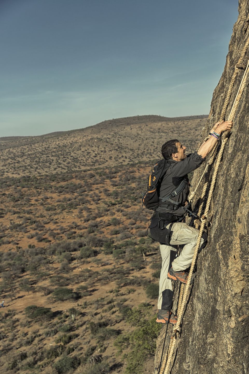 Bear Grylls podczas wspinaczki