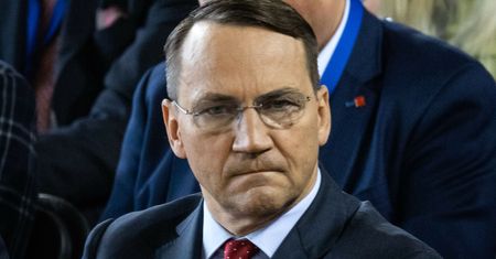 "Uciecha z kryzysu uchodźczego". Sikorski wytyka PiS błędy
