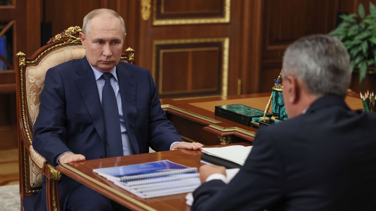 Russian President Vladimir Putin (L) speaks with the head of the Republic of North Ossetia-Alania Sergei Menyailo during their meeting at the Kremlin in Moscow, Russia, 02 October 2023. EPA/MIKHAIL METZEL/SPUTNIK/KREMLIN POOL MANDATORY CREDIT Dostawca: PAP/EPA.