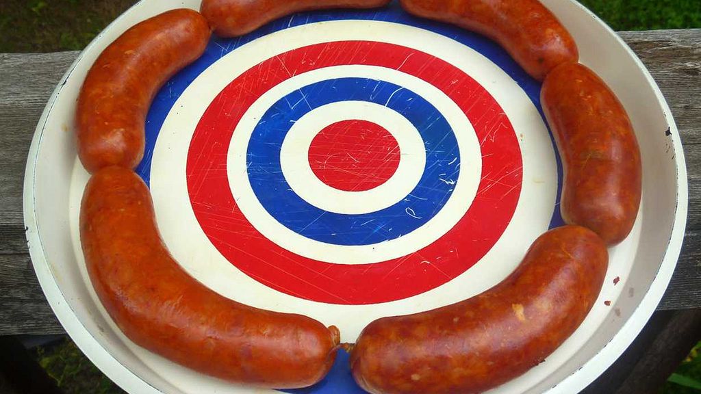 Wędzona kiełbasa wieprzowo-wołowa z serem szwajcarskim