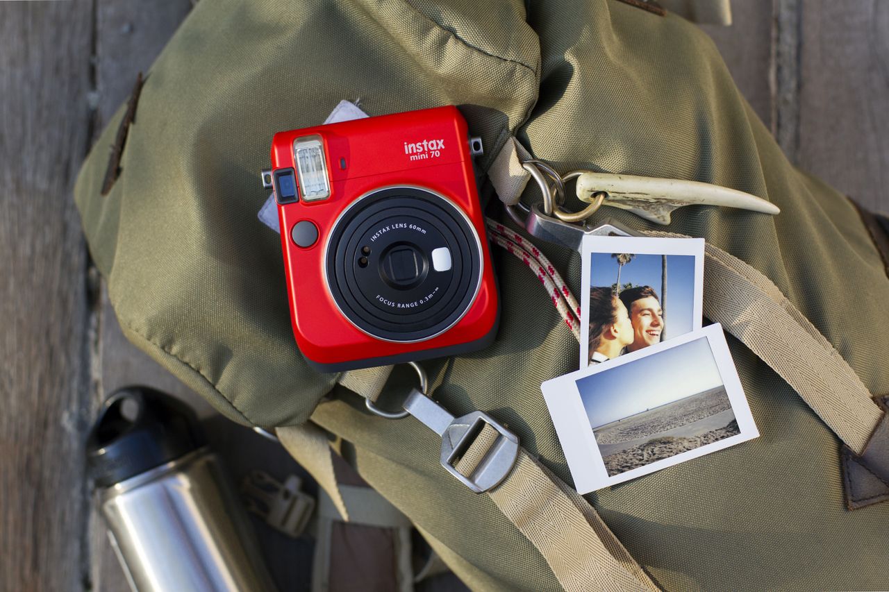 Fujifilm Instax mini 70 to popularny aparat do fotografii natychmiastowej