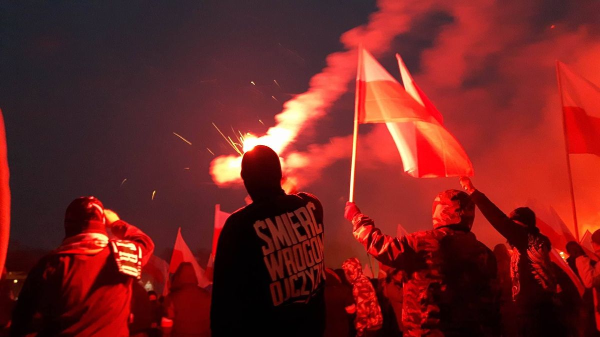 Marsz Niepodległości. Spalili flagę Ukrainy. Ostra reakcja ambasady na "haniebny czyn"
