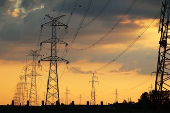 Energetyczny alarm w Polsce. Upały, wiatr i chłodzenie elektrowni dają się we znaki