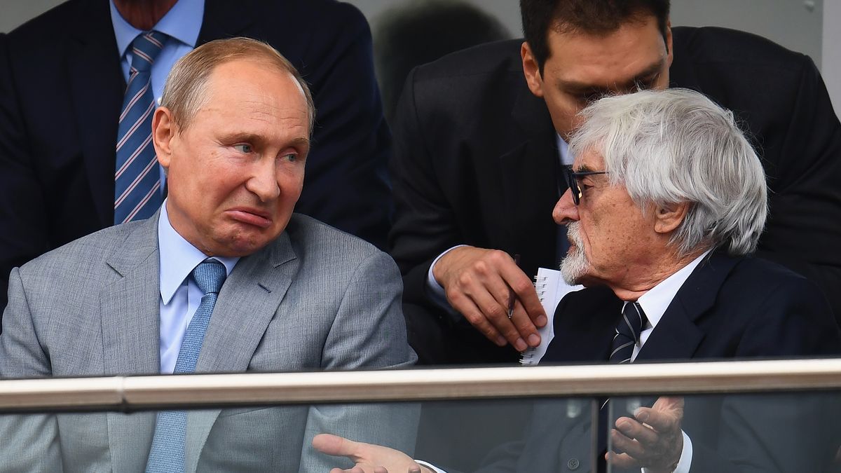 Władimir Putin (z lewej) i Bernie Ecclestone na trybunie głównej toru Soczi