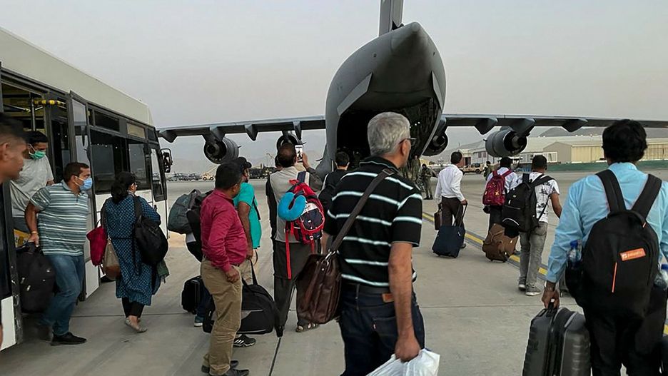 Sytuacja na lotnisku w KabuluIndian Nationals prepare to board an Indian military aircraft at the airport in Kabul on August 17, 2021 to be evacuated after the Taliban stunning takeover of Afghanistan. (Photo by - / AFP)-