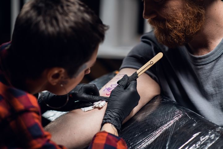 Handpoke to metoda tatuowania bez użycia maszynki.