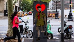 Transfery. Kontrowersyjne graffiti w Barcelonie. Lionel Messi niczym słynny rewolucjonista