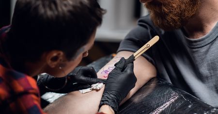 Handpoke - na czym polega, czy boli, trwałość tatuażu handpoke