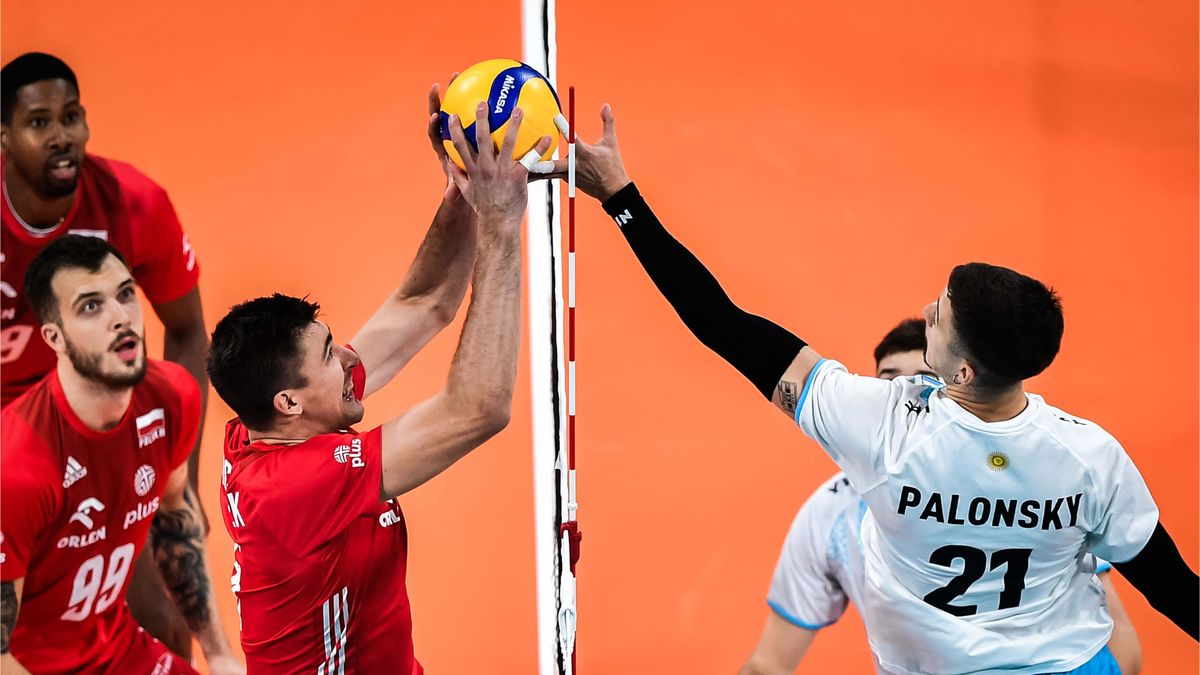 Materiały prasowe / Volleyball World / Na zdjęciu: Łukasz Kaczmarek w walce na siatce