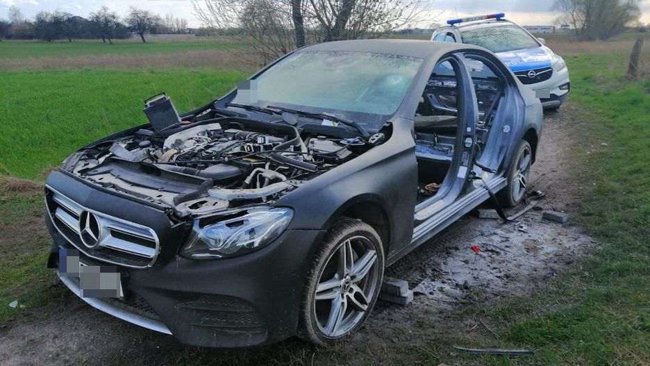 Mazowieckie. Policja odzyskała skradzionego mercedesa wartego 170 tys. zł