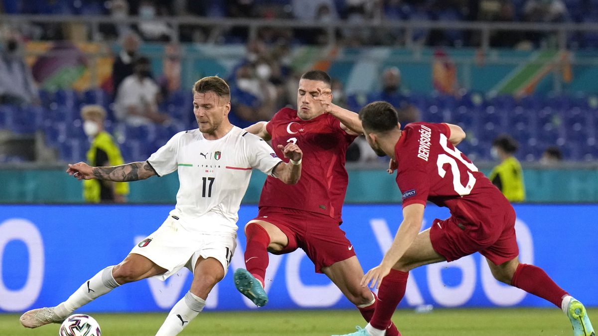 PAP/EPA / Alessandra Tarantino / Piłkarze reprezentacji Turcji próbują odebrać piłkę Ciro Immobile
