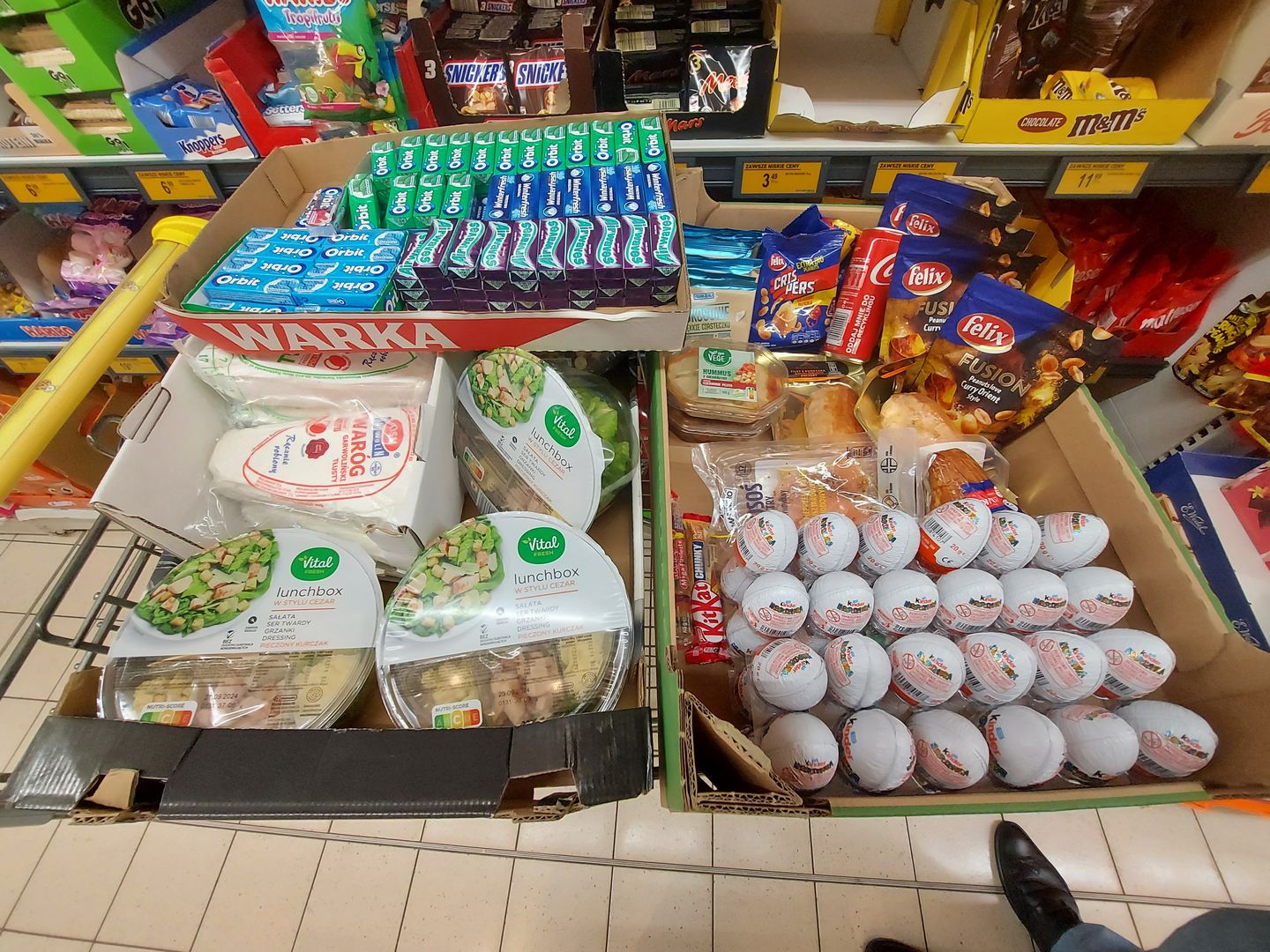 Słodycze, sałatki, soki... Setki produktów po terminie w Biedronce