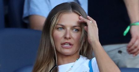 Anna Lewandowska zamieściła zdjęcie Klary i Laury delektujących się... KABANOSAMI I BUŁKAMI. Po chwili je usunęła (FOTO)