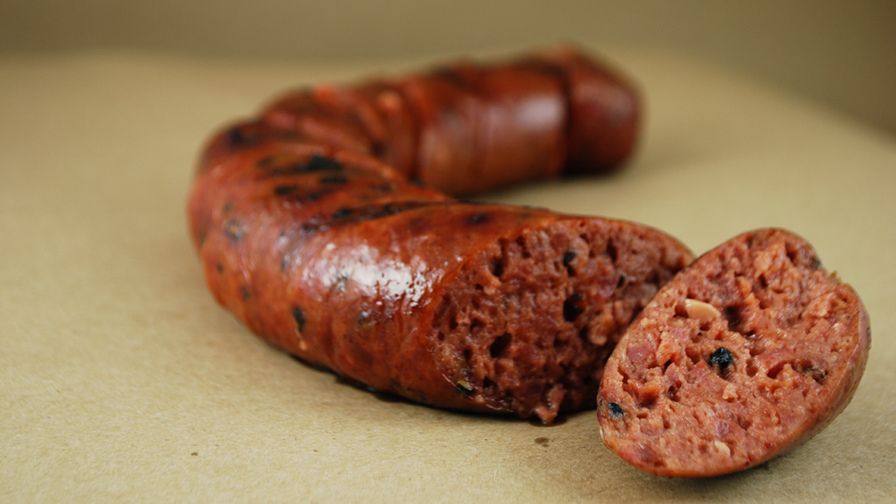 Wędzona kiełbasa z mięsa wieprzowego i indyczego