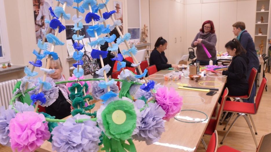 Uczestnicy wykonali pierwszą ozdobę świąteczną inspirowaną pająkiem ludowym