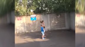 Piękne sceny na podwórku w Dublinie. Polskie dzieci śpiewają hymn przed meczem