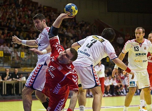 Bartosz Jurecki w walce z czeskimi obrońcami