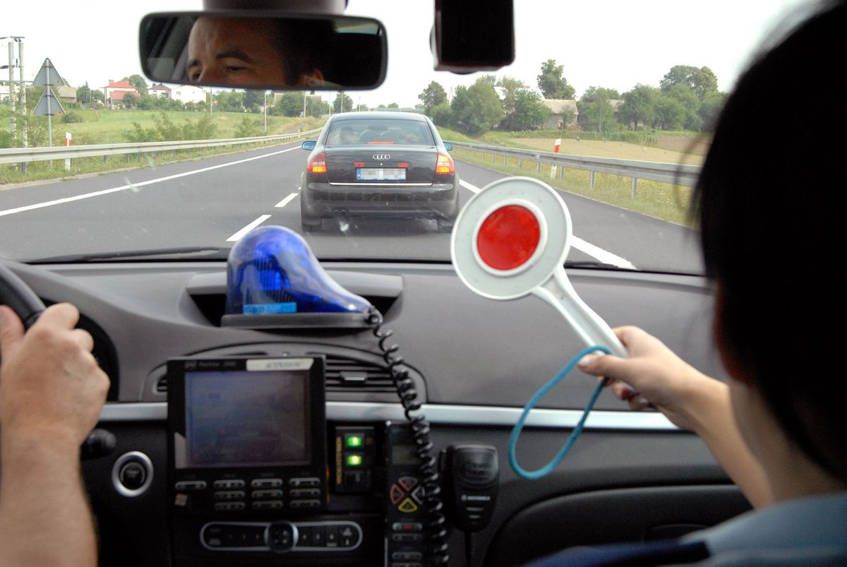 Nowy sposób policji na pomiar prędkości. Nie przyspieszaj po minięciu radiowozu