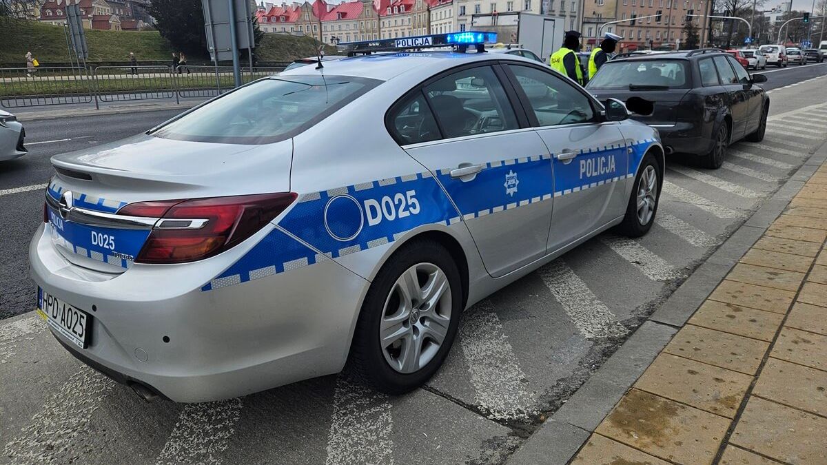 Policjanci zatrzymali do kontroli kierowcę audi na al. Tysiąclecia w Lublinie