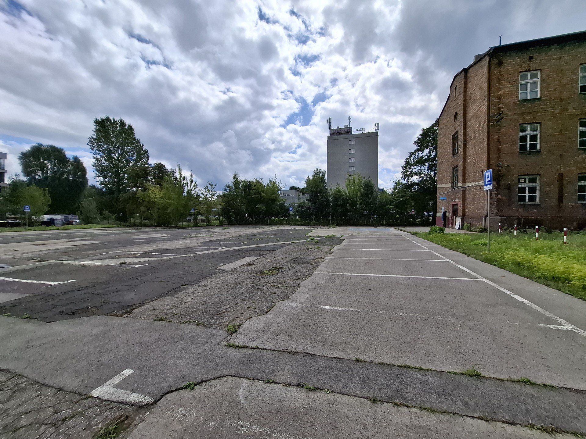 Parking przy dawnym budynku MZD w Częstochowie.