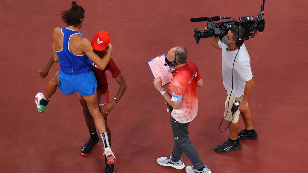 Na zdjeciu od lewej: Gianmarco Tamberi i Mutaz Essa Barshim w objęciach po zdobyciu złotych medali