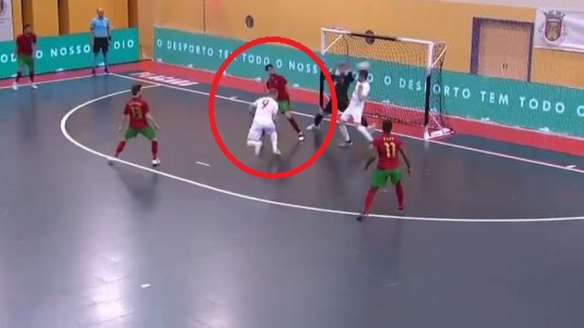 Arkadiusz Szczypczyński strzela gola głową na 1:0