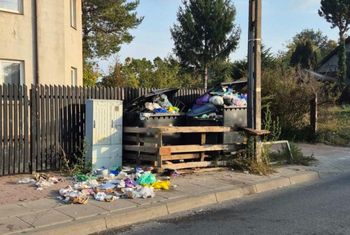 Góry śmieci pod domami w Warszawie. Tak tłumaczy się operator