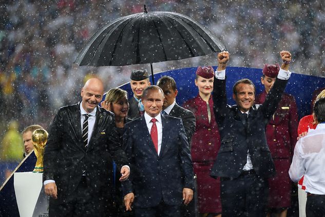 Infantino, Putin i Emmanuel Macron podczas finału mistrzostw świata 2018.