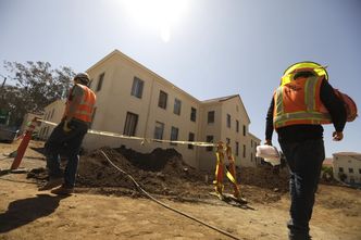 Zapłacili za mieszkania, zamiast bloku dziura w ziemi. "Martwię się, że zostałam oszukana"