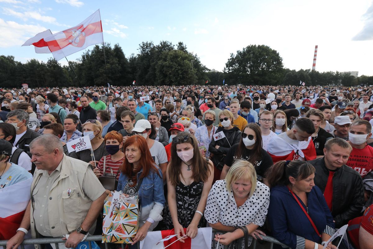 Białoruś. Rekordowy wiec polityczny opozycji. "Tłumy wciąż ciągną na spotkanie"